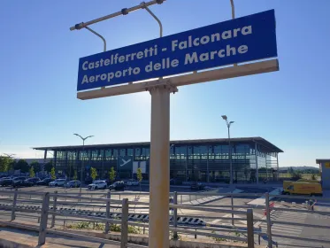 Zugtransfer zwischen dem Flughafen Falconara und Castelferretti