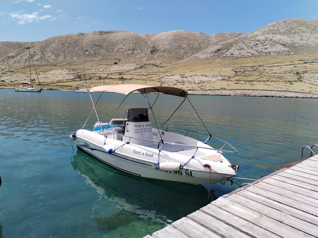 Vrbnik: Mala Luka & Uvala Biser Halve dag privétour per boot
