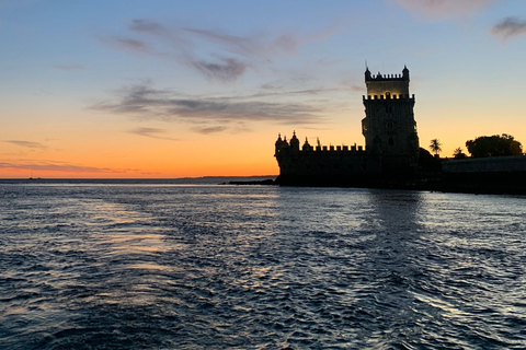 Lisboa: Cruzeiro de barco pela cidade dia/pôr do sol/noite com champanheLisboa: City Boat Cruise Diurno/Pôr do Sol/Noite com Champanhe