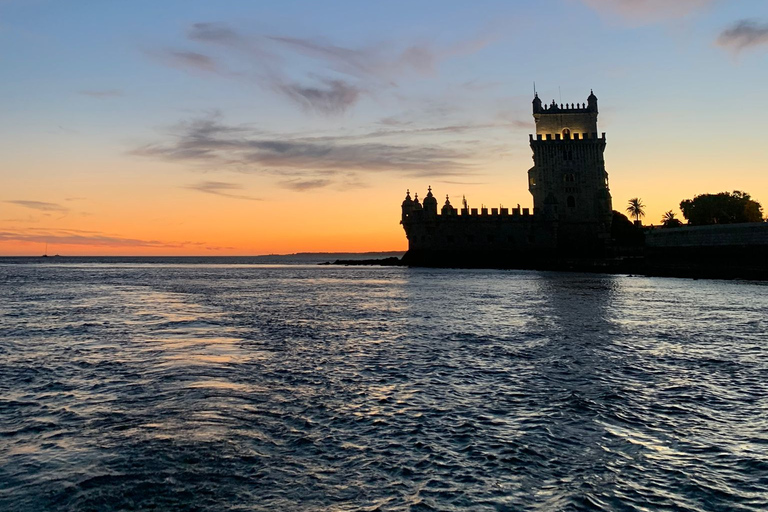 Lisboa: Crucero en barco por la ciudad de día/atardecer/noche con champán