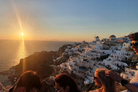 Santorini: Oia Walking Tour and Lighthouse Sunset with Wine