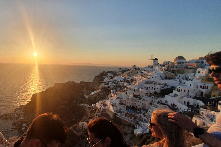 Santorini: Oia Walking Tour and Lighthouse Sunset with Wine