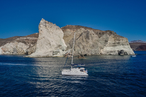 Santorini: Caldera Classic all-inclusive katamarankryssningKatamarankryssning på morgonen