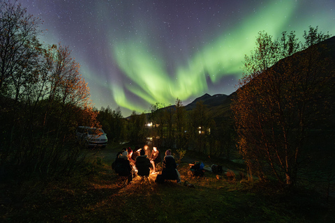 Tromsø: Northern Lights Hunt with Photos and Hot Food