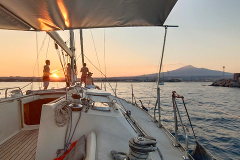 Aperitif bei Sonnenuntergang auf einem Segelboot in Catania