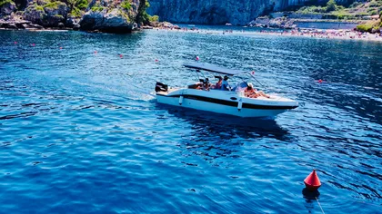 Taormina: Delfinsuche mit Sonnenuntergangs-Aperitif auf einem Gruppenboot Taormina: Delfinsuche mit Sonnenuntergangs-Aperitif auf einem Gruppenboot