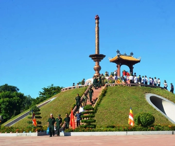 Fra Quang Binh: DMZ Quang Tri og Hue Guide Tour