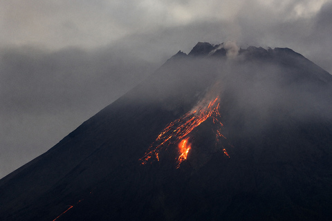 Yogyakarta: Mount Merapi Evening Hike with Guide