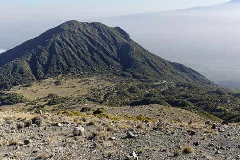 Esplora la nostra escursione di 3 giorni sul Monte Meru da Arusha