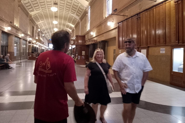 Adelaide: Guided Ultimate Walking Tour with Drink and Snack