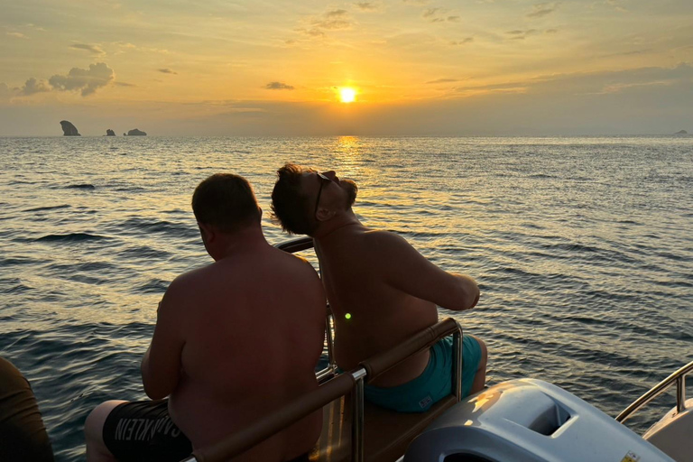 Krabi: Phi Phi & 4 Islas Tour en barco al atardecer