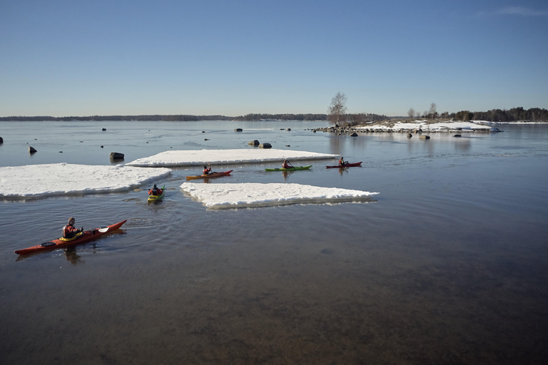 Helsinki: Winter-Kajakfahren im östlichen Schärengarten von Helsinki