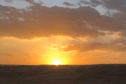 Mascate: Paseo en camello por el desierto de Bidiya al atardecer con traslado