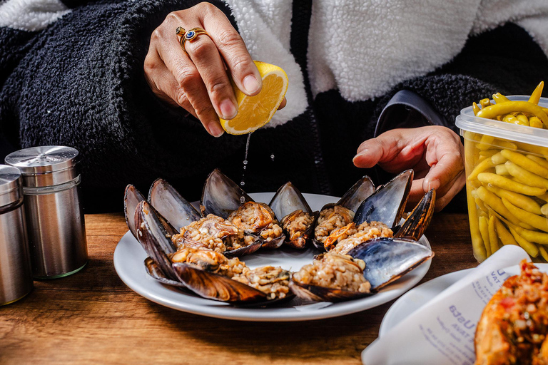 Istanbul: Bosphorus Bites Food Tour with 14+ Tastings