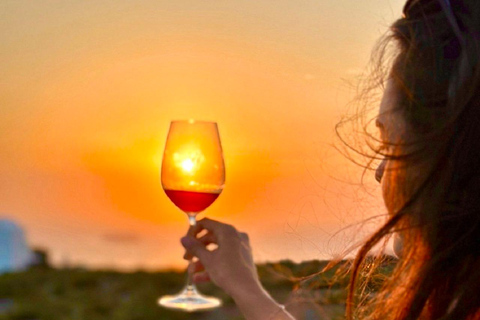 Santorin : visite de 3 établissements vinicoles avec dégustation de vin et nourritureVisite au coucher du soleil