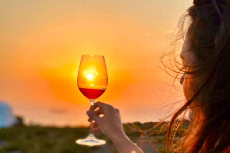 Santorin : visite de 3 établissements vinicoles avec dégustation de vin et nourritureVisite au coucher du soleil