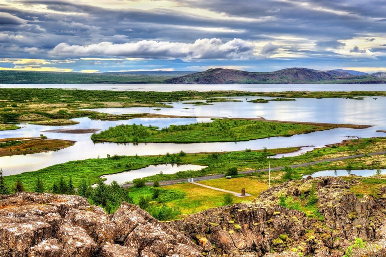 Reykjavik: Golden Circle tour: Geysir, Gullfoss, Thingvellir