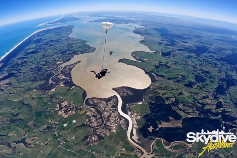 Auckland: Tandemfallschirmsprung aus 13000, 16000 oder 18000 Fuß HöheTandem-Fallschirmsprung in 18.000 Fuß Höhe
