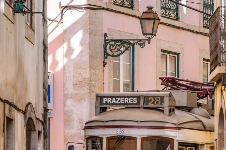 Lisbon:Private Sightseeing TukTuk Tour: Alfama, Belém & More 1.5-H Classic Tour Old Town