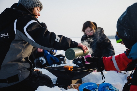 Rovaniemi : journée pêche sur glace et motoneigeRovaniemi : journée pêche sur glace et motoneige en Laponie