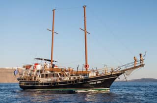 Santorini: paseo en barco por las islas volcánicas y aguas termales