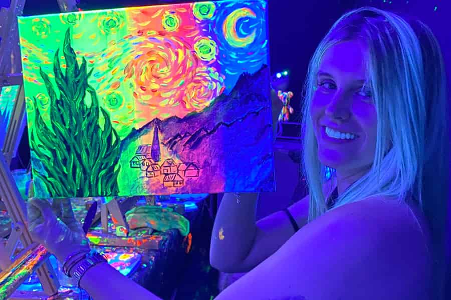 Barcelona: Workshop zu fluoreszierender Farbe und Wein. Foto: GetYourGuide