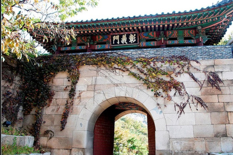Seoul: Bukaksan Mountain Summit and History Hiking Tour Chinese Guide