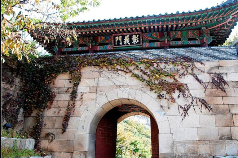 Seoul: Bukaksan Mountain Summit and History Hiking Tour Chinese Guide