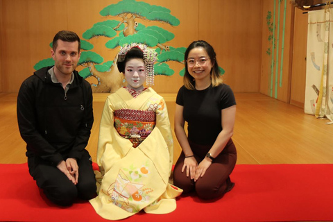 Maiko-dans en theeceremonie op een Noh-podium in Kyoto