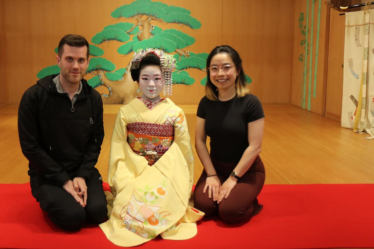 Maiko-dans en theeceremonie op een Noh-podium in Kyoto