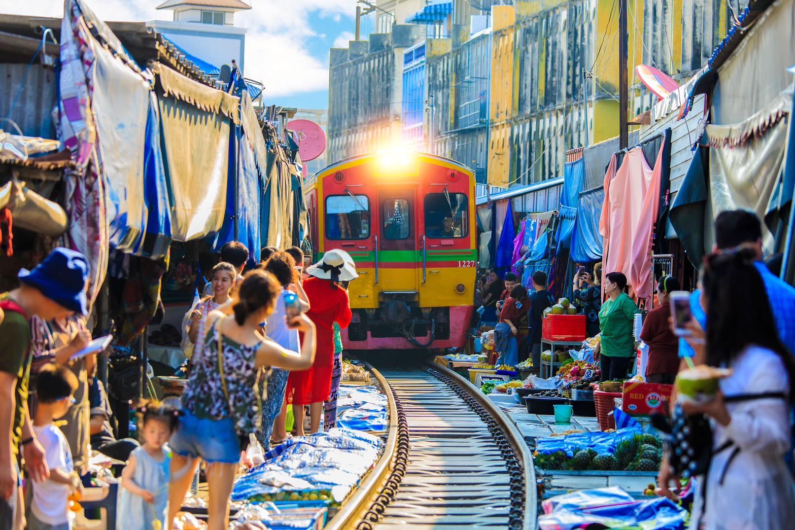 Private Tour: Maeklong Railway, schwimmender Markt, Wat Bang Kung