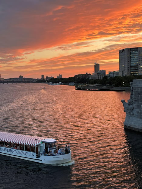 Boston: crociera al tramonto sul fiume Charles e cocktail