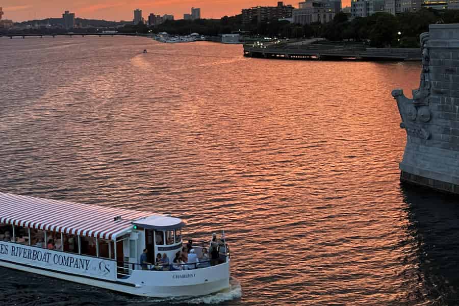 Boston: Charles River Sonnenuntergang und Cocktail-Kreuzfahrt. Foto: GetYourGuide
