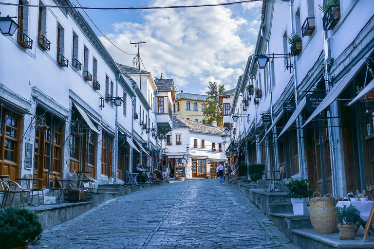 Von Tirana/Durres: Tagestour zum Blauen Auge und Gjirokaster