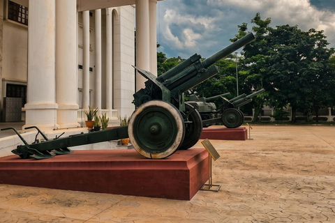 Vientiane: Guided City Tour with Public Transit