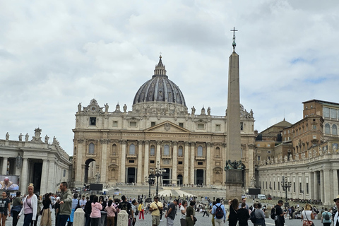 Roma: Tour da Basílica de São Pedro e Tumbas Papais com subida à CúpulaTour guiado em francês para grupos