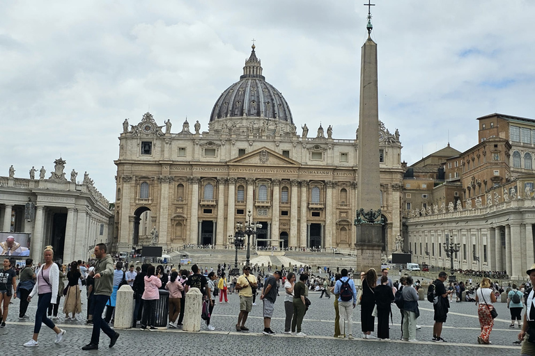 Roma: Tour da Basílica de São Pedro e Tumbas Papais com subida à CúpulaTour guiado em francês para grupos