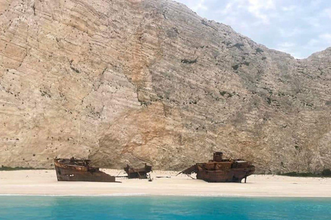 Zatoka Navagio Biała plaża Zachodnie wybrzeże Porto Vromi Anafonitria