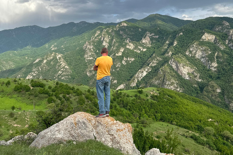 La vida del pueblo y una de las famosas montañas de Armenia