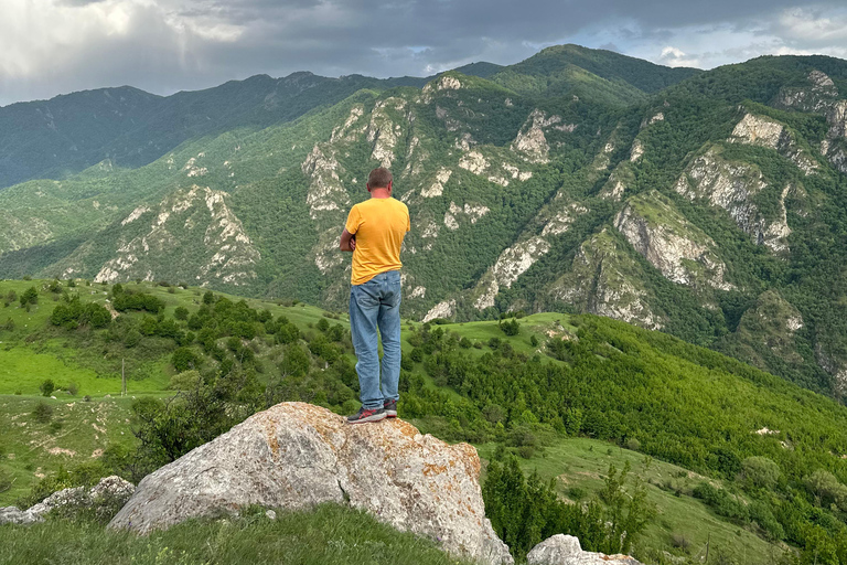 La vida del pueblo y una de las famosas montañas de Armenia