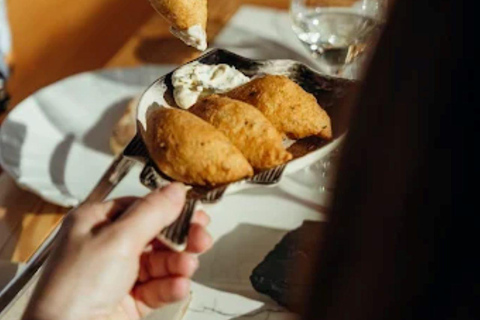 Porto: A la carte lunch + Douro River cruise Porto: À la carte lunch + Douro River cruise