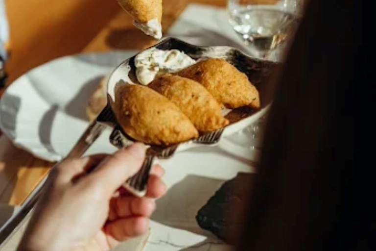 Porto: A la carte lunch + Douro River cruise Porto: À la carte lunch + Douro River cruise