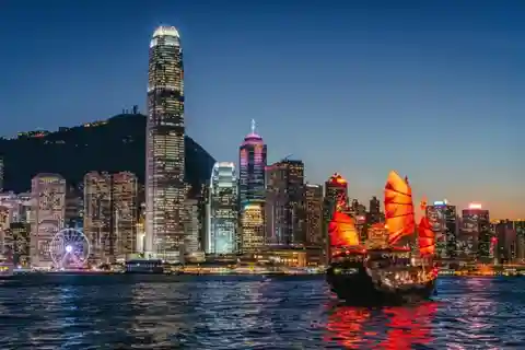 Hong Kong: Victoria Peak Tram & Cruise Buffet Tour
