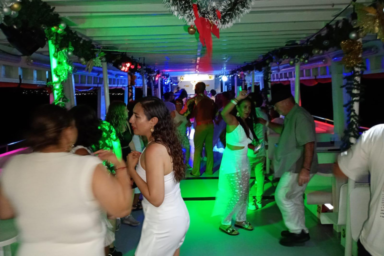 Carthagène : excursion en bateau de nuit avec dîner et open barCARTAGENA : Excursion en bateau de nuit blanche avec dîner et open bar