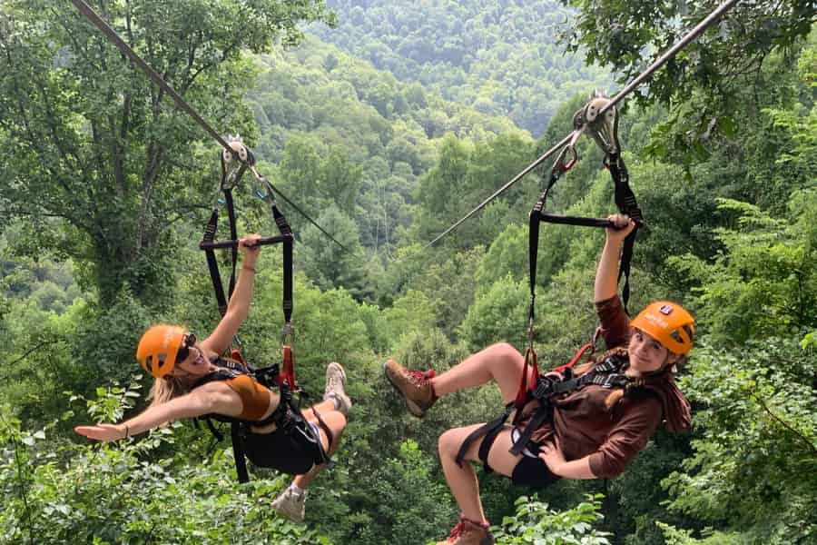 Asheville: Zipline-Tour auf den Gipfeln der Blue Ridge Mountains. Foto: GetYourGuide