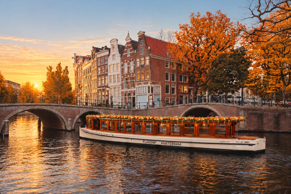 Amsterdam: Canal Cruise with Unlimited Drinks &amp; Bite option