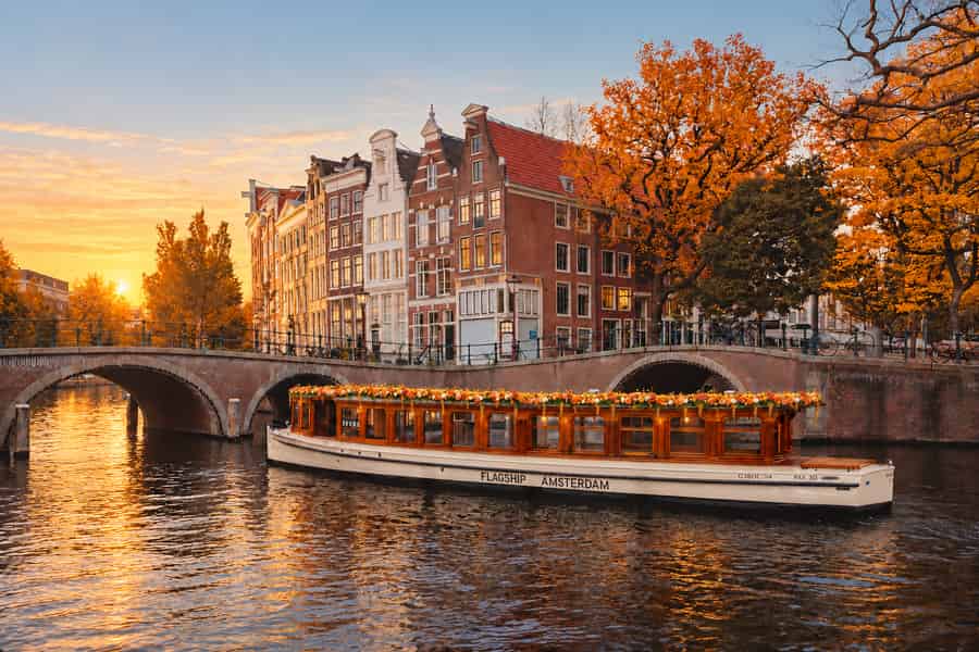 Amsterdam: Grachtenfahrt mit Option für unbegrenzte Drinks & Snacks. Foto: GetYourGuide Amsterdam: Grachtenfahrt mit Option für unbegrenzte Drinks & Snacks. Foto: GetYourGuide