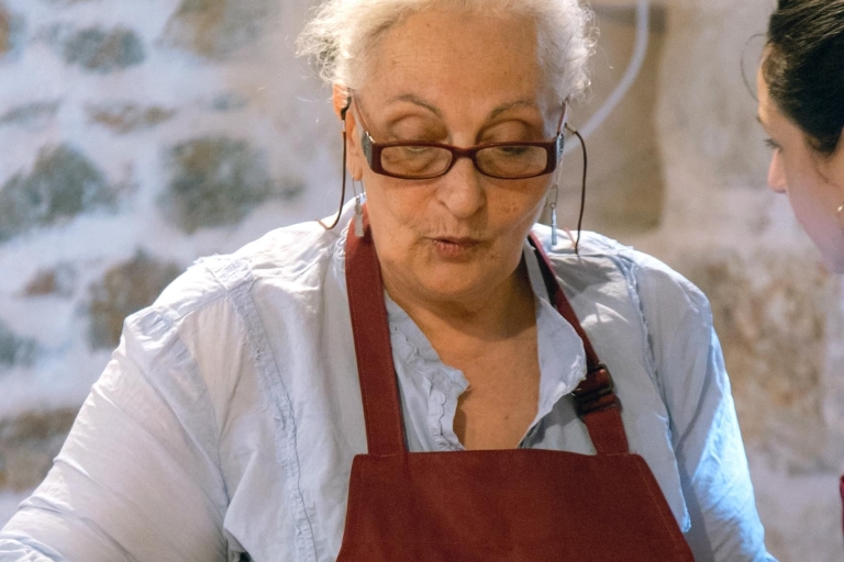 Ateny Kerameikos: Lekcje gotowania w pięknym kamiennym domuLekcje gotowania w Atenach w kamiennym domu z pięknym ogrodem