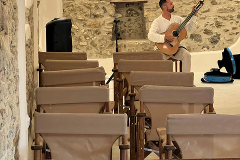 Visite d&#039;un manoir du XVe siècle - Bouteille de vin et plateau au coucher du soleil !Visite d&#039;un manoir du XVe siècle - Bouteille de vin et plateau au coucher du soleil.