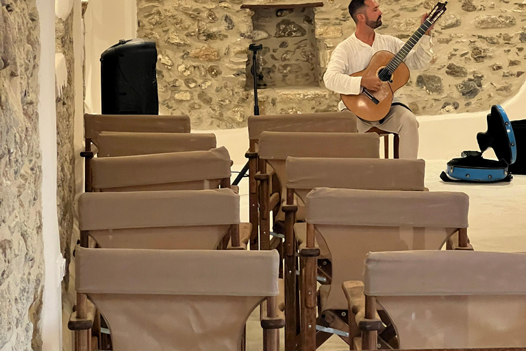 Visite d&#039;un manoir du XVe siècle - Bouteille de vin et plateau au coucher du soleil !Visite d&#039;un manoir du XVe siècle - Bouteille de vin et plateau au coucher du soleil.